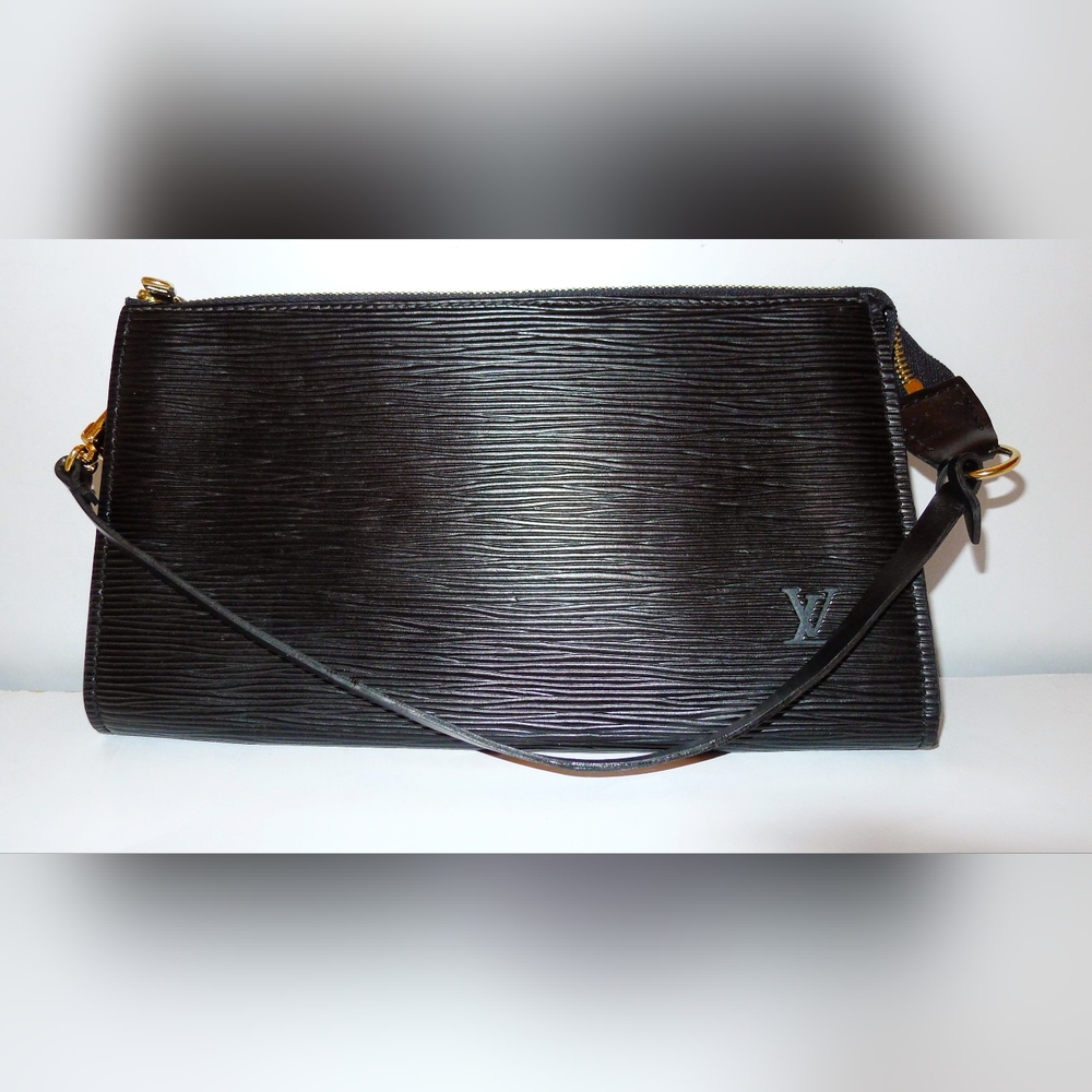 100% AUTHENTIC Vintage Louis Vuitton Pochette hand bag in Black - small
